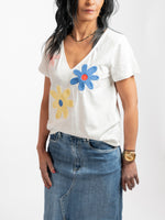 Charger l&#39;image dans la galerie, Tee-shirt blanc à fleurs Ely

